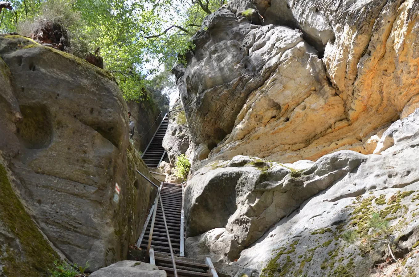 Zbytky skalního hrádku Staré Hrady v Příhrazských skalách