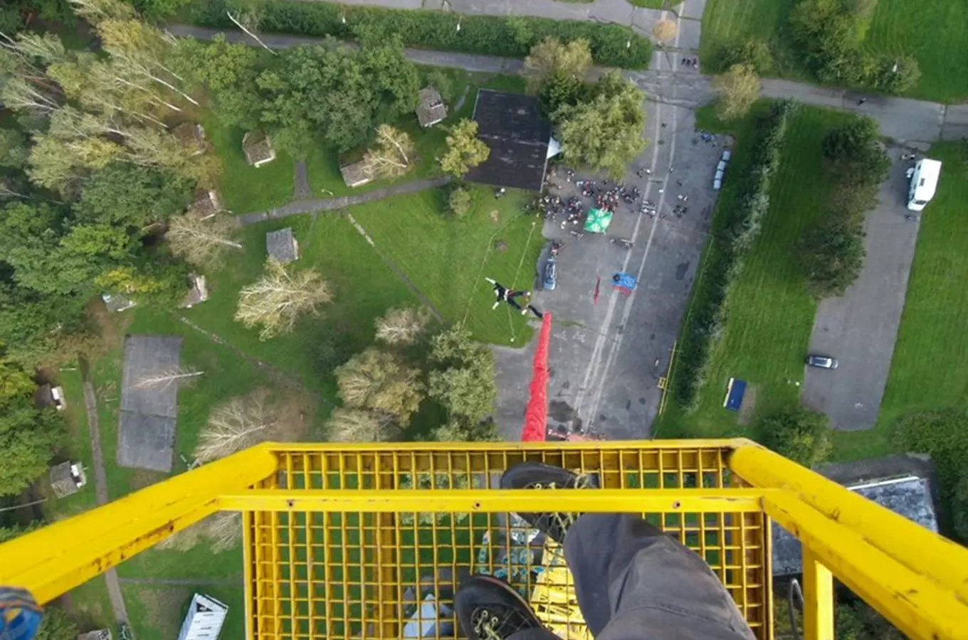 Bungee jumping z jeřábu v Brně