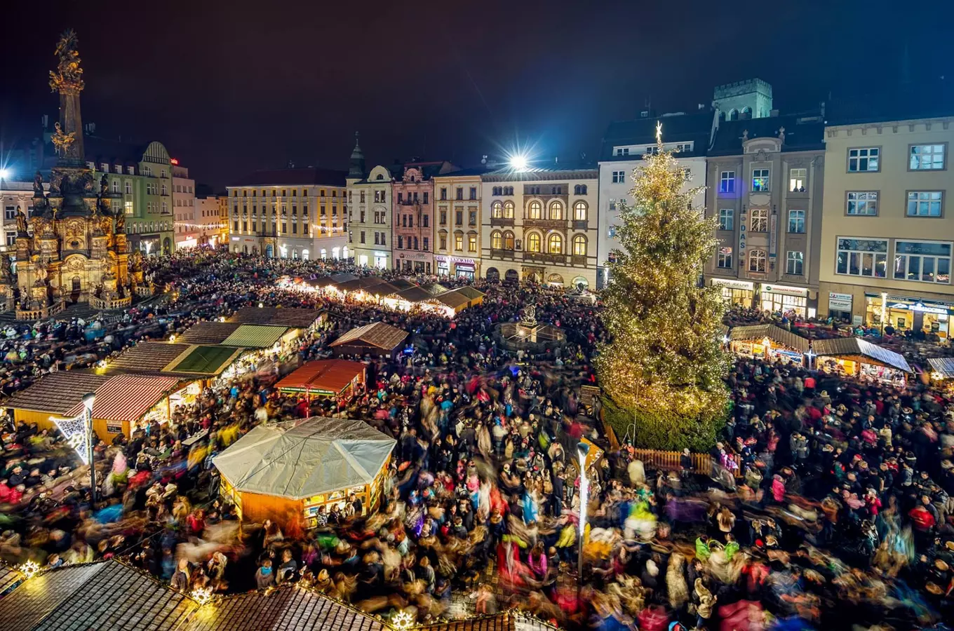 Vánoční trhy v Olomouci lákají na punč, kluziště a vyhlídkové kolo