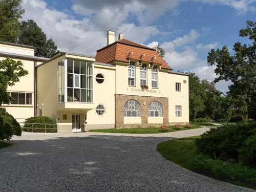 Hlavní budova Slováckého muzea, jejíž dvě velké přístavby realizoval věhlasný architekt Bohuslav Fuchs
