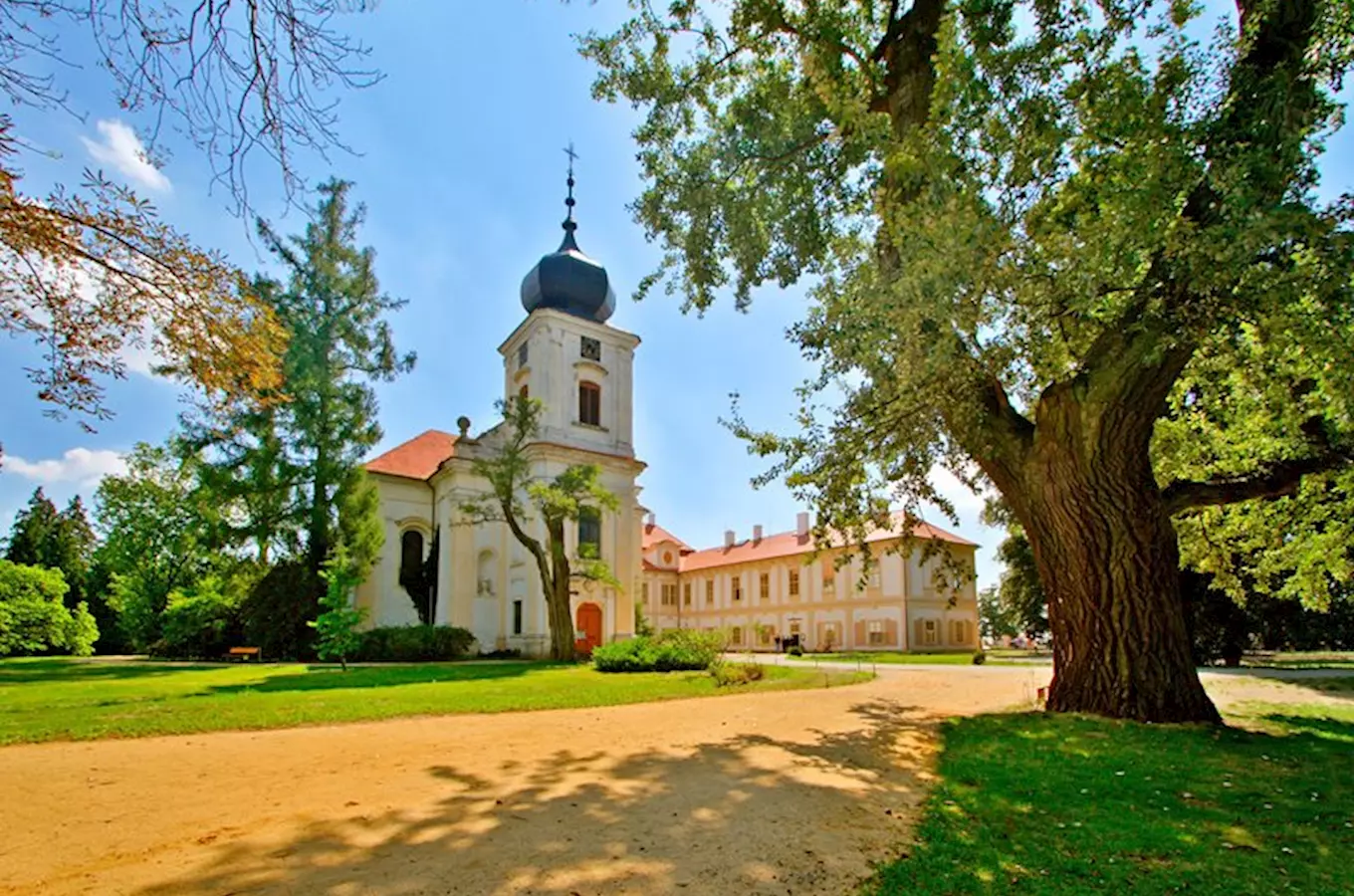 Léto mezi labyrinty zámku Loučeň bude bosé