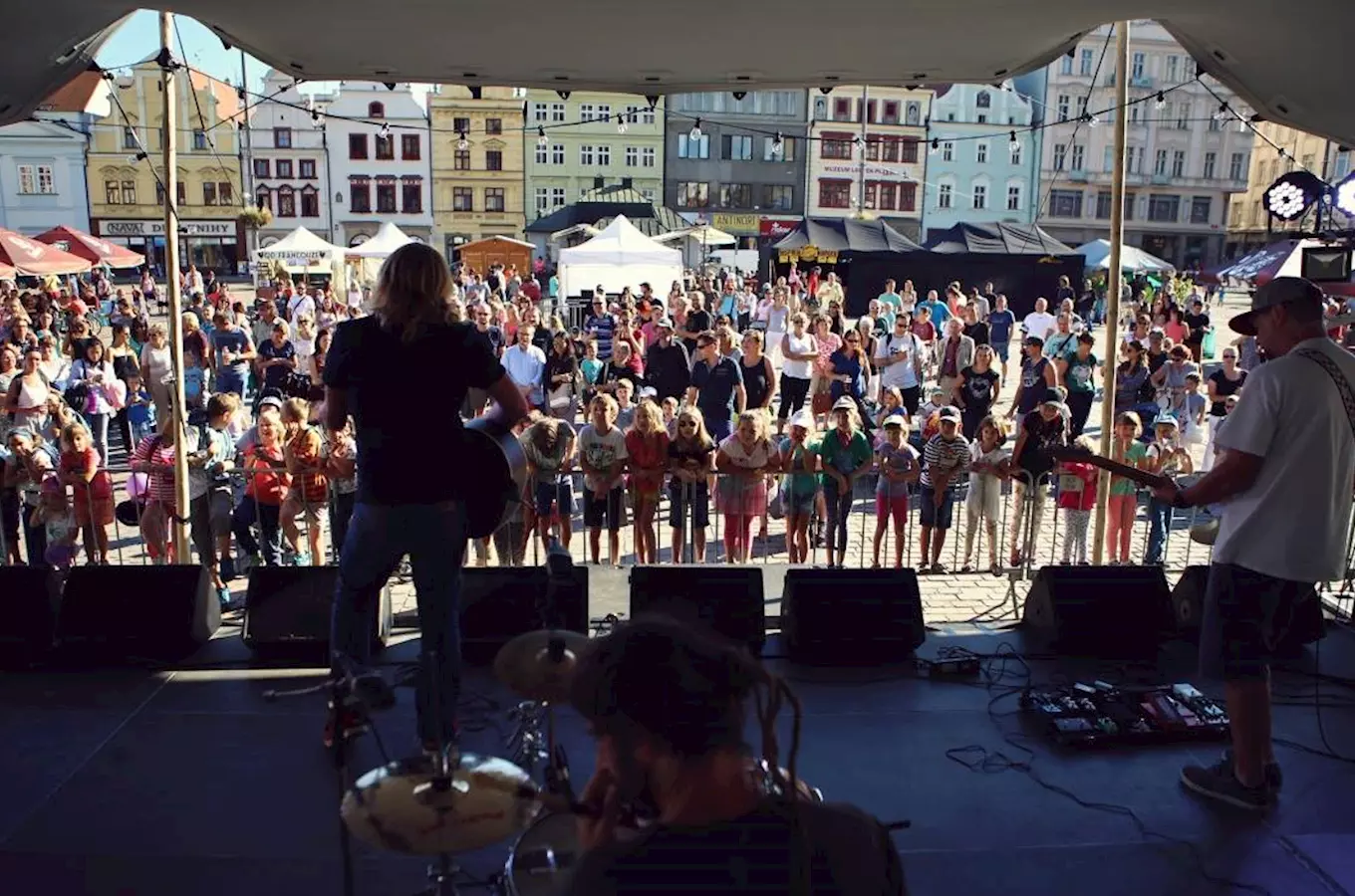 Festival Živá ulice mění centrum Plzně v místo plné hudby, divadla i dobrého jídla