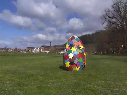V Hluboké nad Vltavou objevíte Velikonoční stezku s obřími vejci