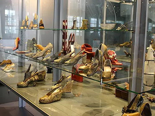 Sbírku historické obuvi si prohlédnete v Baťově institutu