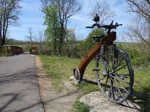 Pomník neznámého padlého cyklisty na cyklostezce Ivančice – Oslavany