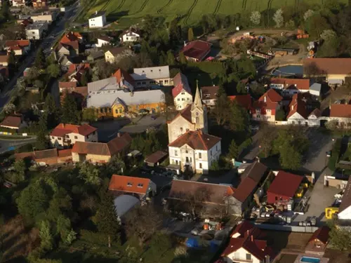 Kostel sv. Petra a Pavla Zlatníky-Hodkovice