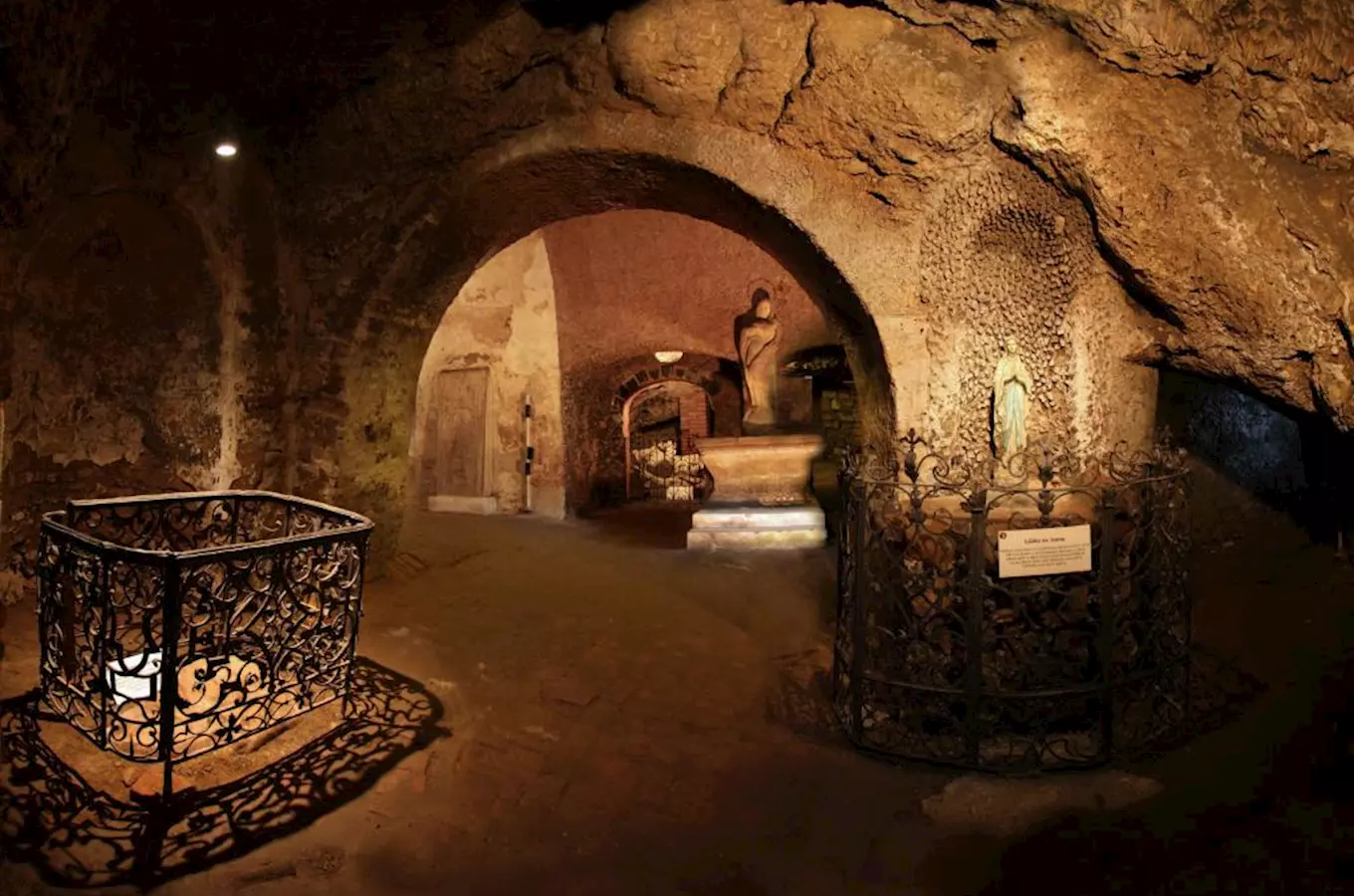 Jeskyně sv. Ivana s pramenem – Svatý Jan pod Skalou