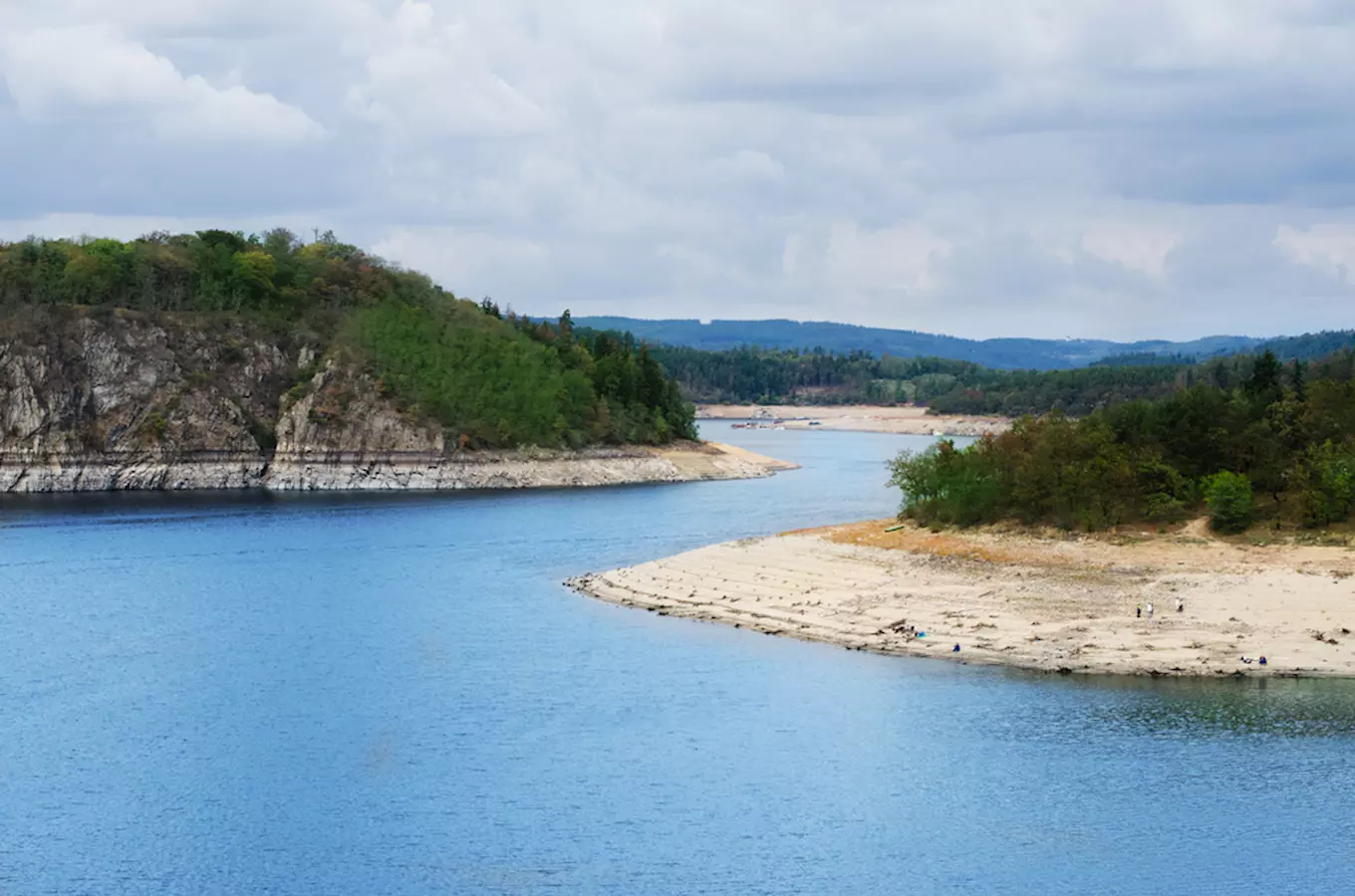 Nízká hladina přehrady Orlík láká k vycházkám podél jindy zatopených úseků Vltavy