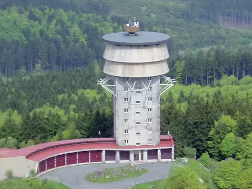 Vrch Velký Zvon v Českém lese s radarovou věží
