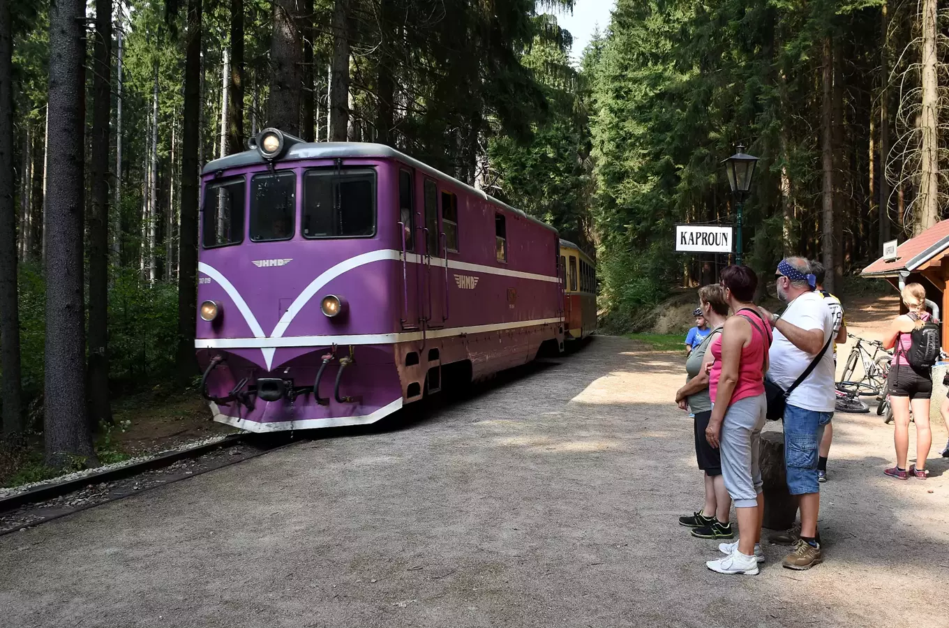 Kaproun – zastávka úzkokolejné železnice a socha Járy Cimrmana