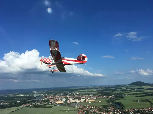 Vyhlídkový let nebo pilotování letadla nad Českým středohořím