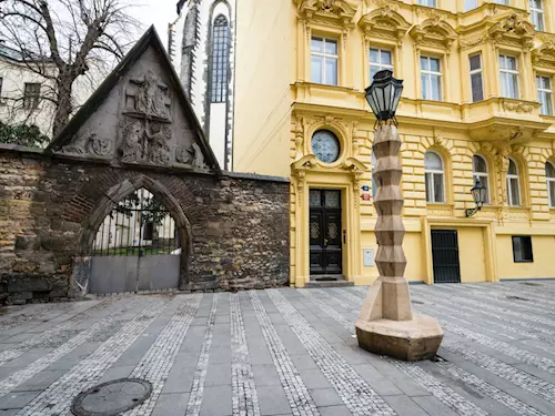 Kubistická lampa na Jungmannově náměstí v Praze – jediná svého druhu na světě