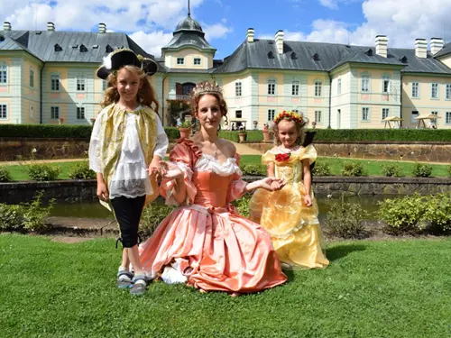 Letní divadelní scény pod širým nebem nabízejí komedie i dramata