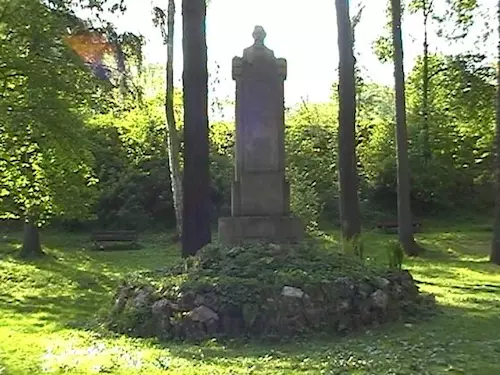 Pomník Svatopluka Čecha v Rovensku pod Troskami