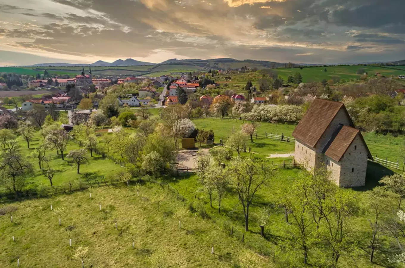 Archeologické léto nabízí procházky na archeologické lokality s odborníky