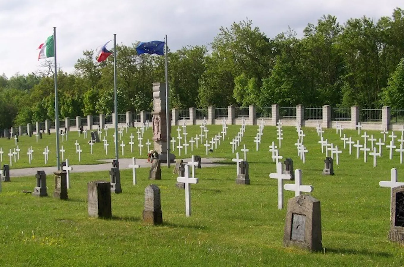 Mezinárodní vojenský hřbitov v Milovicích 