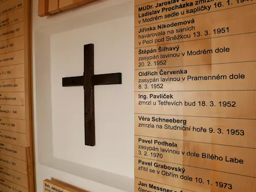 Památník obětem hor v Krkonoších má nový interiér