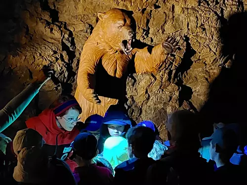Medvěd Bruno a stroj času v jeskyni Výpustek