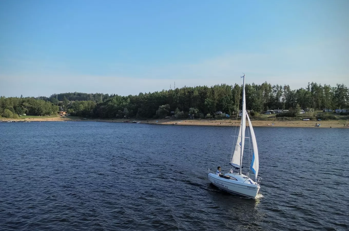 Den na plachetnici se školením jachtingu