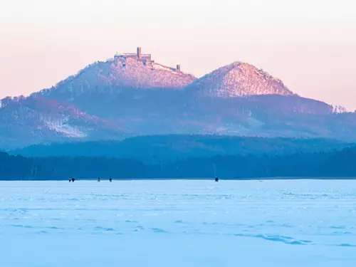 Máchovo jezero – romantika, slunce, vodní atrakce