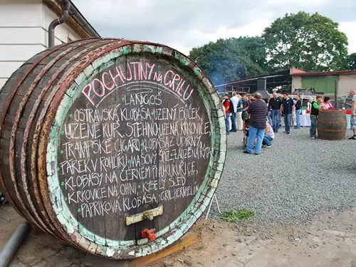 Ochutnejte pivo z čerstvě vysmolených sudů na Černokosteleckém vysmolení