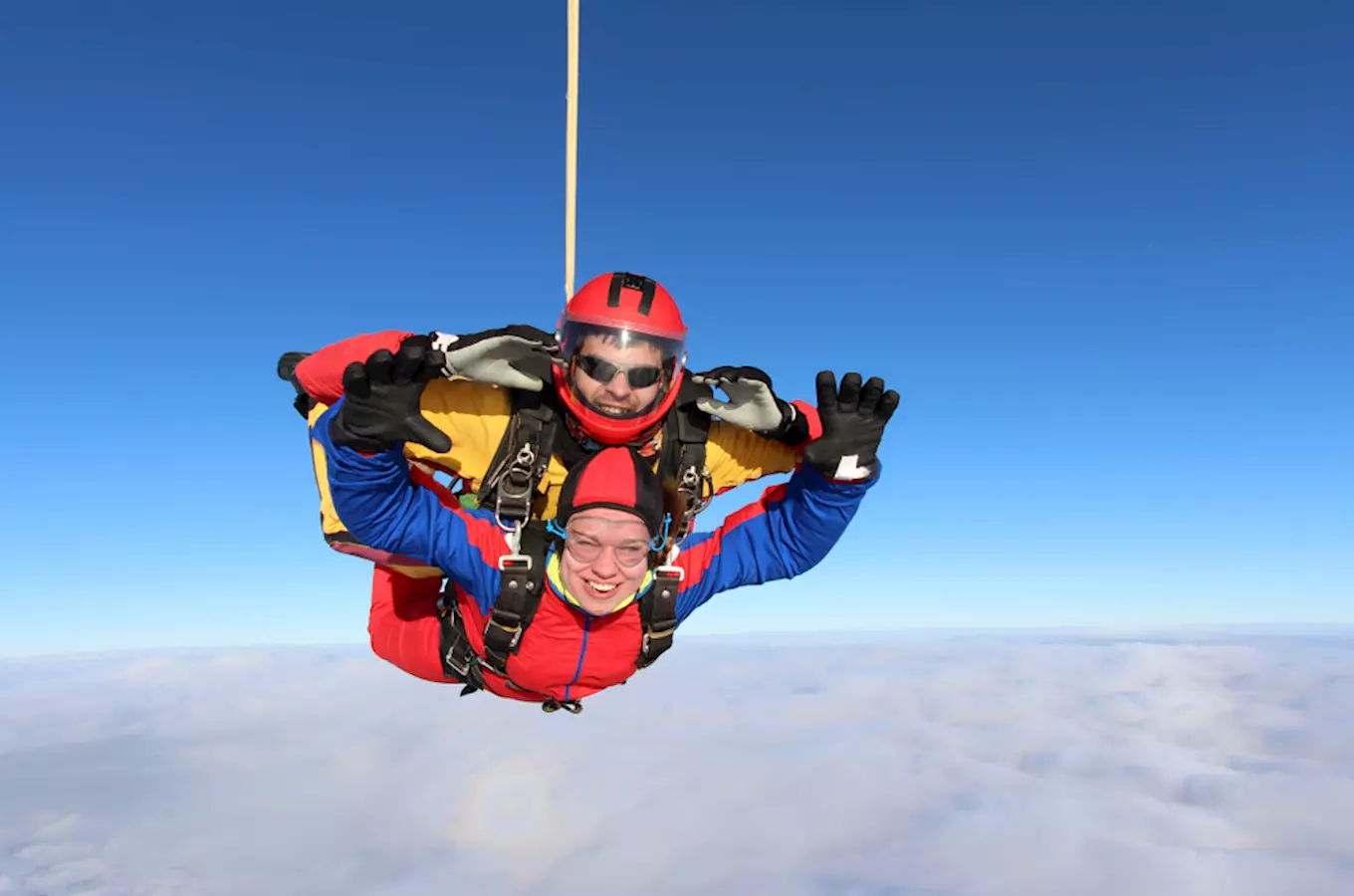 Tandemové seskoky Sky Walkers v Mostě ze čtyř kilometrů nad zemí