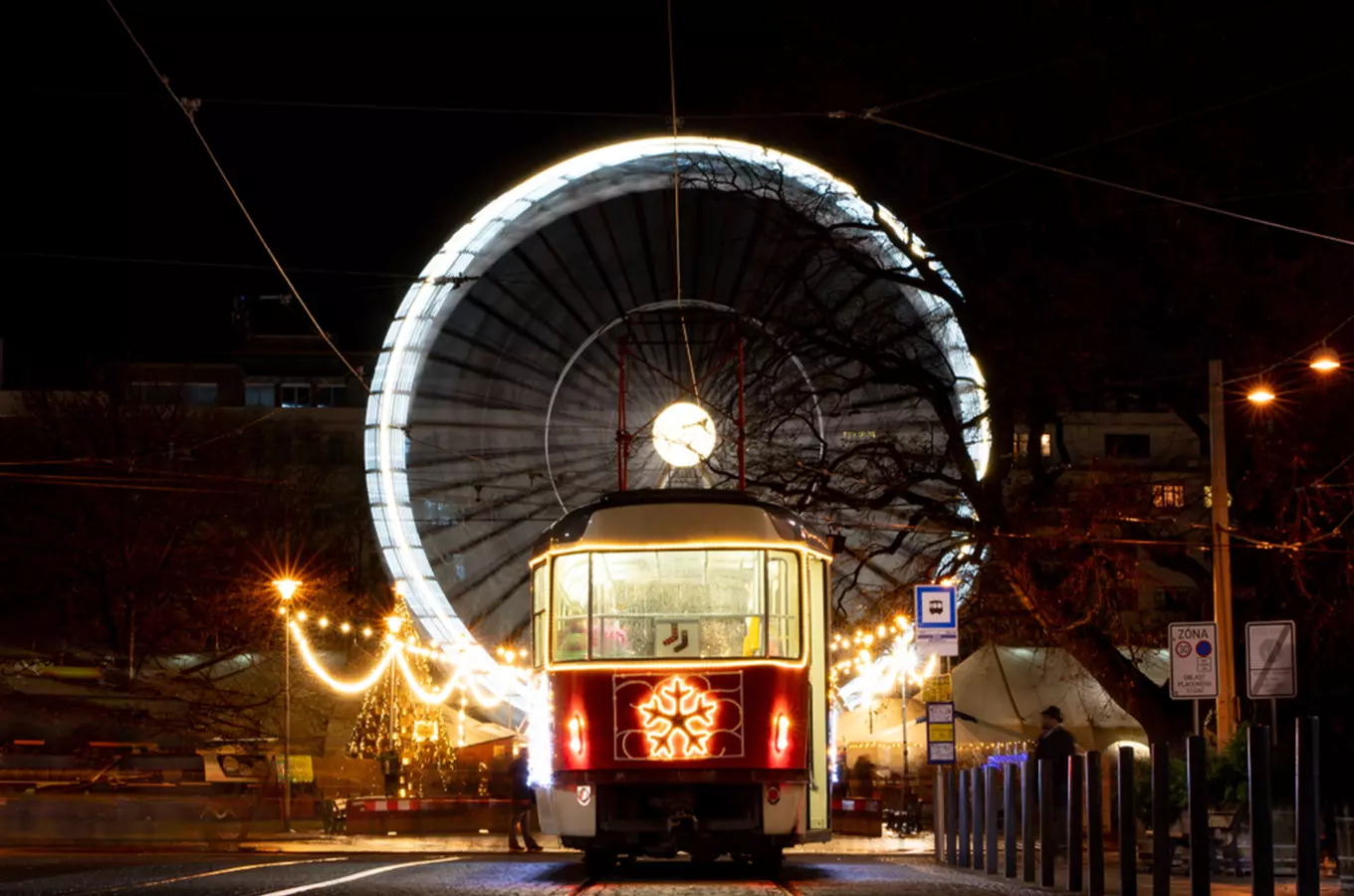 Už jste se svezli vánoční tramvají, trolejbusem nebo elektrobusem?