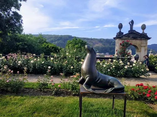 Přijďte se podívat na sochy zvířat do Růžové zahrady zámku Děčín