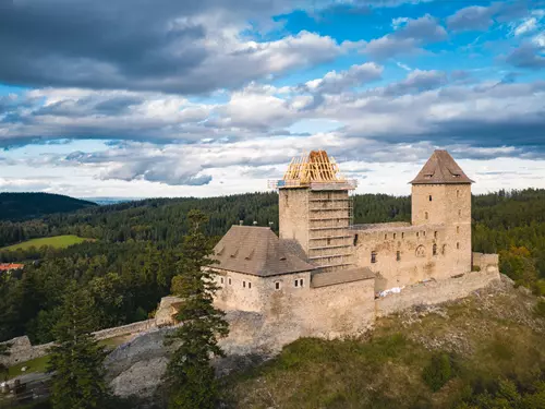 Gotický strážce Šumavy potřebuje vyměnit helmici: střecha hradu Kašperk prochází rekonstrukcí