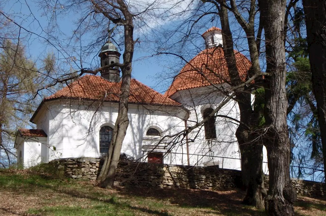 Kaple sv. Ducha s křížovou cestou ve Vlachově Březí 