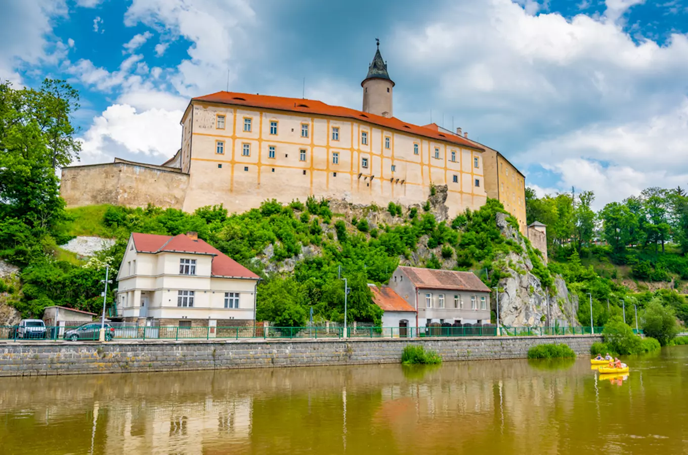 Hrad Ledeč nad Sázavou nad řekou s loděmi vodáků