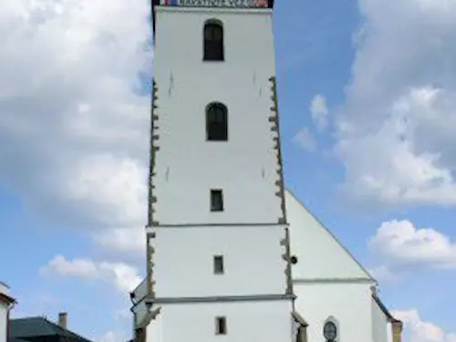 Kostelní vež odzdola