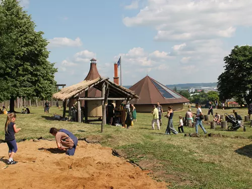 Festival dětské experimentální archeologie na Altamiře