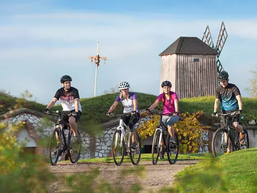 Moravské vinařské stezky lákají cyklisty do vinohradů i sadů