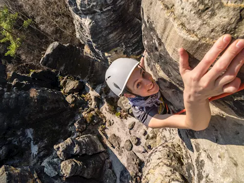 Kde si vyzkoušet pískovcové lezení v Česku?