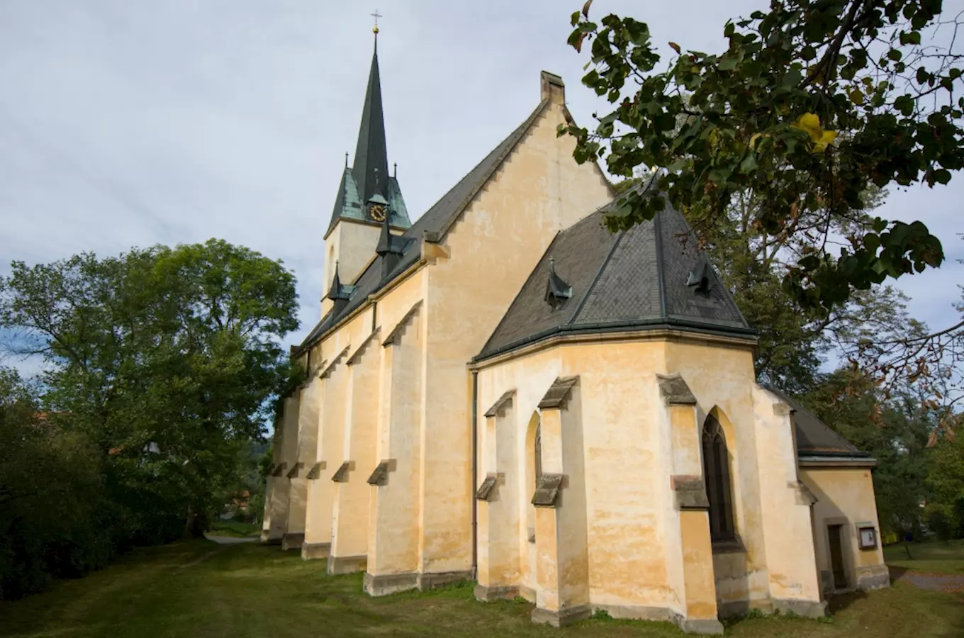 Novogotický kostel sv. Petra na Křivoklátě