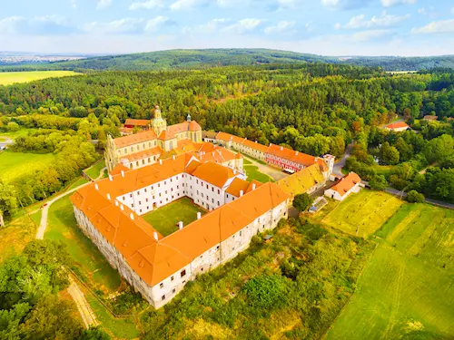 Klášter Kladruby – sídlo benediktinů ve stylu barokní gotiky 