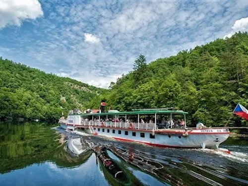 Plavební sezona na Vltavě je tady – parníky plují na Slapech, Orlíku i Lipně