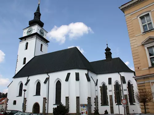 Chrám sv. Mikuláše Velké Meziříčí s největšími osvětlenými hodinami v ČR