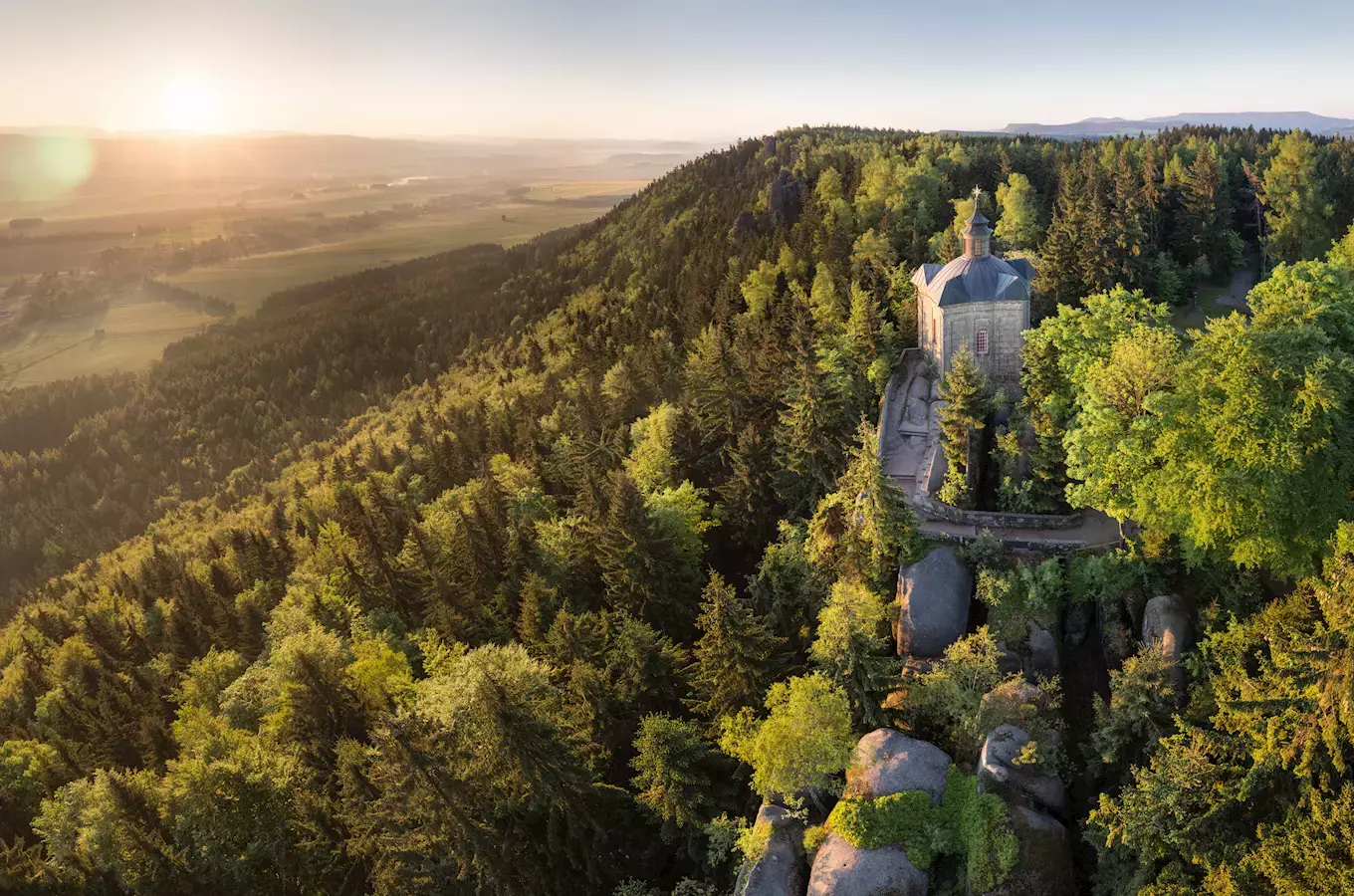 10 tipů na výlety na nejkrásnější turistické chaty aneb ve stínu i na výsluní