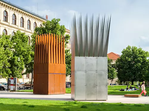 Pomník upálení Jana Palacha na Alšově nábřeží v Praze