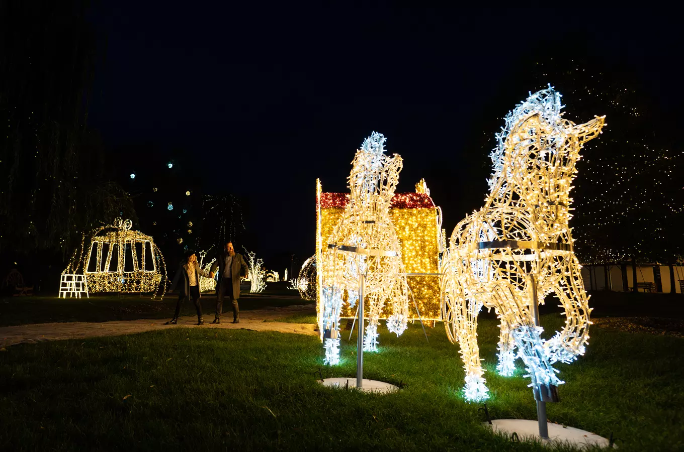 Žluté lázně rozsvítil vánoční park Světla vyprávějí – světelné instalace tvoří energeticky úsporné l