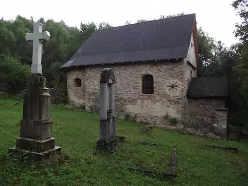 Hřbitovní kaple sv. Jana a Pavla v Potůčníku u Hanušovice