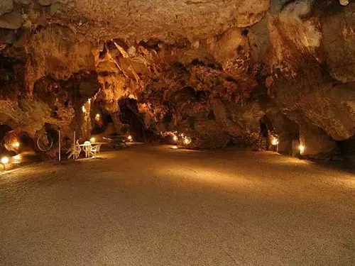 Císařská jeskyně poblíž Ostrovu u Macochy