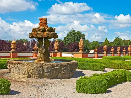 Terakotové vázy u Trojského zámku – největší sbírka terakotových váz na světě
