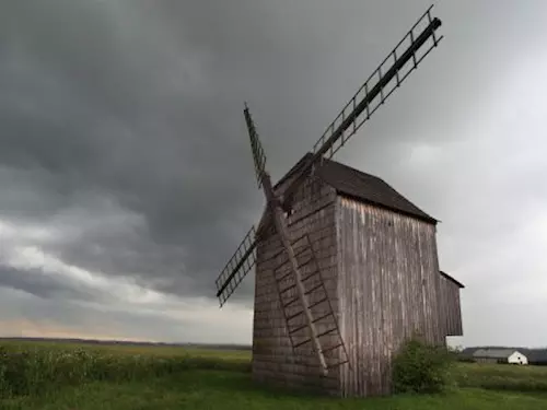 Větrný mlýn v Bravinném – mlýn, který putoval krajinou