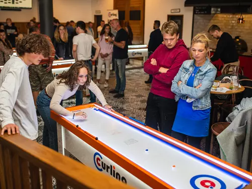 Stolní curling v akci