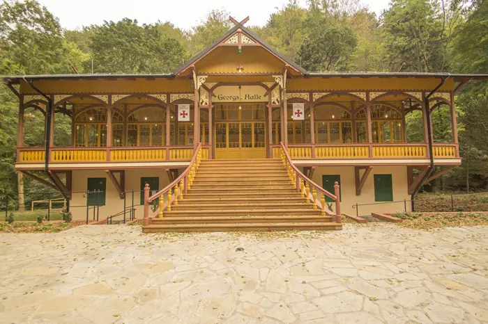 21 nejkrásnějších proměn: hradní paláce, hotely, zámky, zahrady i továrny