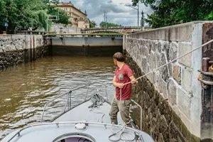 loď ve zdymadle