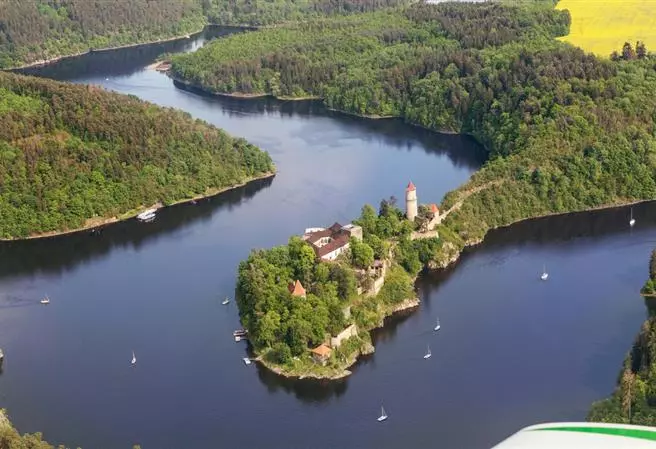 Deset hradů, zámků a klášterů kolem Vltavy